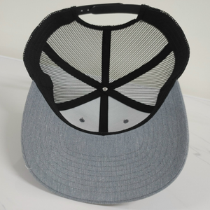 Sombrero de camionero Y Ri 112 de fábrica de alta calidad, parche con logotipo de cuero bordado personalizado de 6 paneles, hebilla de un solo pecho, malla gris y negra - Product Image 3