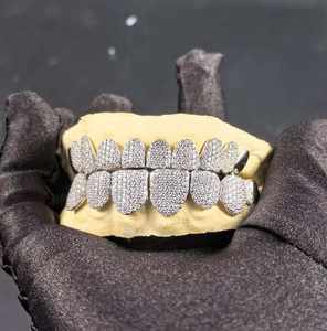 Grilles dentaires pour hommes en argent sterling 925 plaqué rhodium, testées au diamant, avec moissanite VVS, style hip-hop, coupe brillante - Product Image 1