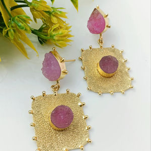 Pendientes colgantes chapados en oro 18K hechos a mano con diseño geométrico texturizado de piedras Druzy rosadas crudas, joyería llamativa para mujer - Product Image 1