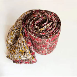 Couverture en coton matelassée à motifs floraux, taille Queen, imprimée à la main, couverture indienne chaude pour l'hiver - Product Image 1