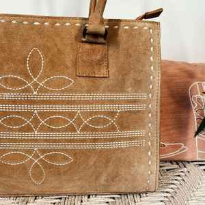 Bolso Tote Bohemio de Cuero Gamuzado con Flores y Detalles de Pelo de Cuero Auténtico - Precio al por Mayor - Product Image 4