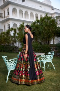 Lehenga Choli de Seda Banarasi de Diseñador con Trabajo de Tejido, Moda Femenina, Fabricante de Surat a la Tarifa Más Baja - Product Image 3