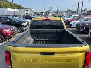Jaune d'occasion 2023 Chevrolet Colorado ZR2 Crew Cab 4WD avec sièges en cuir système de navigation démarrage à distance hors route paquet toit ouvrant - Product Image 4