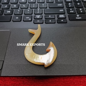 จี้ตะขอเบ็ดตกปลาทำจากเขาควาย เป็นมิตรกับสิ่งแวดล้อม งานฝีมือแกะสลักด้วยมือ สไตล์ชนเผ่า สำหรับนักโต้คลื่น ใช้เป็นส่วนประกอบเครื่องประดับ สร้อยคอ สำหรับนักออกแบบ - Product Image 3