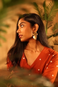 Boucles d'oreilles pendantes en laiton plaqué or, forme feuille organique, faites à la main, bijoux texturés tendance, fabrication indienne pour femmes - Product Image 4