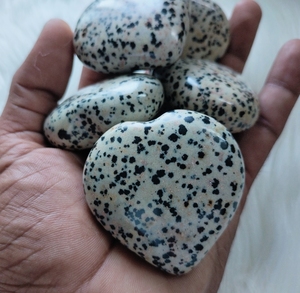 Arte y Coleccionable de Tallado de Sombra de Corazón Dálmata con Gema Natural Hecha a Mano para Traer Armonía y Alegría - Product Image 3
