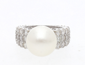 Bague cocktail classique en or blanc 14 carats plaqué rhodium avec trois rangées de diamants naturels et un centre en perle blanche audacieuse - Product Image 4