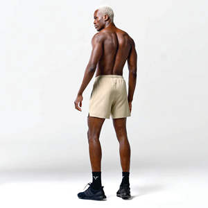 Pantalones cortos de 5 pulgadas esenciales de arena de tela ligera que absorbe la humedad con paneles laterales de contorno y pantalones de malla interior - Product Image 5