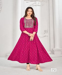Ladies Kurtis in Cotton Reyon Dernier design de mode Anarkali Suit avec Dupatta Jacket Robe de soirée indienne à prix de gros ApparelGarment - Product Image 5