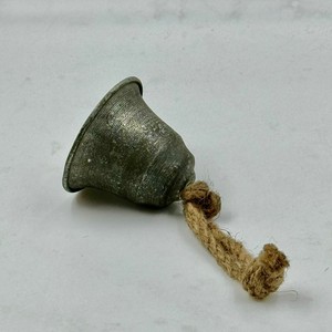 Eatching Metal Christmas Jingle Bell Latón antiguo con diseño negro Colgante Rop Decoración navideña gruesa - Product Image 6