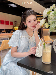 Robe de maternité brodée florale bleue de haute qualité V1314, respirante et absorbant la transpiration, vêtements de maternité, prix de gros - Product Image 5