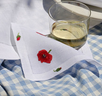 Serviettes de cocktail personnalisées brodées de motifs de coquelicots rouges, faites à la main, durables, réutilisables, en lin blanc 6x6', avec ourlet festonné