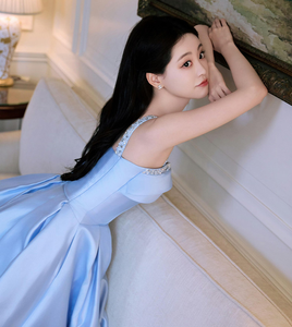 <span class=keywords><strong>Robe</strong></span> midi élégante en satin bleu ciel, coupe trapèze, longueur thé, avec bretelles perlées - Product Image 6