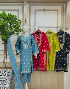 Ssumaira Collection 2026 Ensemble robe d'hiver moderne 3 pièces Pantalon de broderie en coton & Salwar Kameez pour les fêtes - Product Image 6