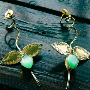 Lujo hecho a mano chapado en oro latón joyería moda mujer fiesta pendientes colgantes con patrón de hojas y piedras preciosas de cuarzo al por mayor - Product Image 1