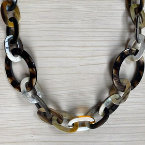Collier de luxe en corne de buffle fait à la main, bijoux naturels et durables pour femmes, haute qualité - Product Image 1