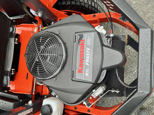 Tractor cortacésped compacto KUBOTA Z2-481 con desbrozadora y cuchilla frontal para jardinería, granjas y paisajismo - Product Image 4