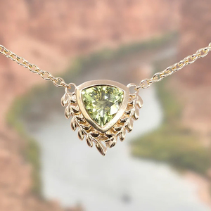 Collar con Colgante de Peridoto Corte Trillón Inspirado en la Naturaleza, Hoja de Oro de 14K, Joyería Minimalista con Piedras Preciosas para Mujer - Product Image 2