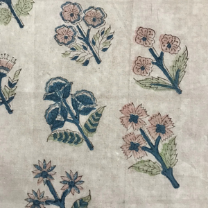 Tela de Algodón Estampada a Mano con Base Natural, con Diseño Floral Pastel Buti, Textil Tradicional Indio - Product Image 1