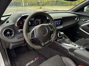 Camaro ZL1 Sedán 2024 Blanco Premium Usado, Tracción Trasera, Volante a la Izquierda, Interior Oscuro, Llantas de Aleación, Asientos de Cuero, Paquete de Potencia, Automático - Product Image 5