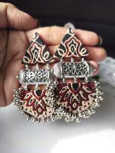 Pendientes colgantes étnicos hechos a mano de estilo moderno de alta calidad al por mayor, tela ligera, artesanía de Metal oxidado, textiles tribales - Product Image 2