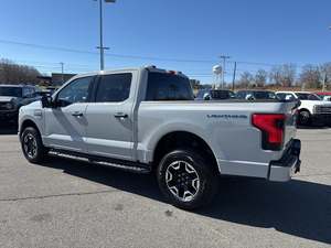 Véhicule électrique Fo_rd F-150 Lightning XLT Super Crew AWD 2023, autonomie de 601-700 km, batterie de 110 kWh, puissance de 400 ch, sièges en cuir - Product Image 3