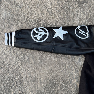 เสื้อแจ็กเก็ตหนังผู้ชายปักลาย Chenille สำหรับผู้ชายเสื้อแจ็กเก็ตทีมโรงเรียนหนังสำหรับฤดูหนาวโลโก้ที่กำหนดเอง - Product Image 5