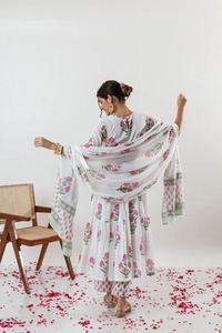 Gulabi Poppy Ensemble de costume de coquelicot de mode indienne de qualité haut de gamme Adultes Filles Comprend un pantalon Kurti en coton de soie Robe pakistanaise - Product Image 4