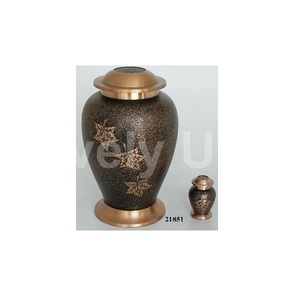 โกศทองเหลืองแกะสลักพื้นผิวเป็นรูปใบไม้ทำจากทองเหลืองเคลือบพร้อมโกศสำหรับมนุษย์ขี้เถ้าถุงกำมะหยี่ - Product Image 1