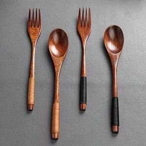 Ensemble de couverts en bois classique conçu pour les maisons traditionnelles, offrant une esthétique chaleureuse et une texture polie et lisse - Product Image 1