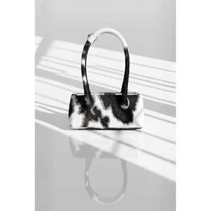 Pochette en cuir de vachette faite à la main avec imprimé animal et décoration chaîne - Product Image 2