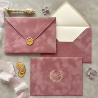 Ensemble d'invitations de mariage personnalisées avec monogramme en feuille d'or, carte en velours texturé avec sceau de cire et enveloppes pour célébration nuptiale