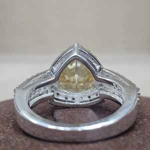 แหวนหมั้นเพชรโมอิสซาไนต์แท้ รับรองโดย GRA ระดับ VVSD ทรงทริลเลียน สีเหลือง ตัวเรือนเงินแท้ 925 ชุบทองคำขาว - Product Image 6