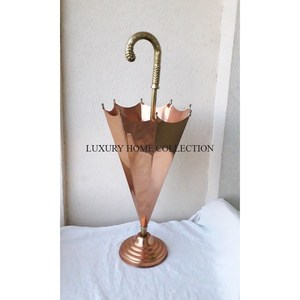 Porte-parapluie décoratif en rotin antique avec un profil mince conçu pour les petits espaces sans compromettre le style - Product Image 4