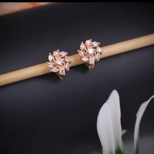 Elegantes Pendientes de Aro de Acero Inoxidable Chapados en Oro con Piedras de Circonia Cúbica de Aleación de Zinc de Alta Calidad, Modernos para Uso Diario y Fiestas - Product Image 1