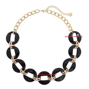 Chaîne grand collier ras du cou collier de déclaration audacieux géométrique noir résine mode tour de cou pour les femmes à la mode et moderne bijoux Look - Product Image 1