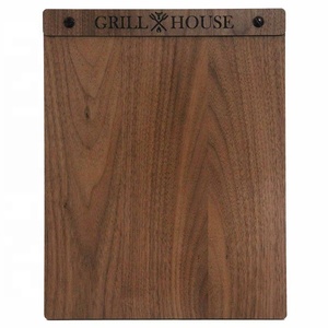 Porte-menu en bois personnalisé avec rivets métalliques – Couverture de menu de restaurant durable en bois, porte-menu plat en bois brun clair M - Product Image 4