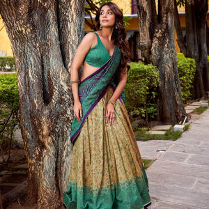 ชุดเลเฮนกา โชลี ผ้าไหมพิมพ์ลายหรูหรา พร้อมผ้าคลุมไหล่ ยาวกรอมพื้น เหมาะสำหรับงานปาร์ตี้ งานแต่งงาน ดีไซน์เรียบร้อย แต่ดูหรูหรา - Product Image 1