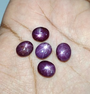 พลอยทับทิมสีม่วงธรรมชาติทรงหลวม 6 แฉก รูปดาว แบบคาโบชอง รับรองโดยบุคคลที่สาม เมห์ราจูดิน เจมส์ ผลิตในอินเดีย เครื่องประดับชั้นดี - Product Image 2
