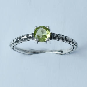 Vente en gros de bagues fines en argent sterling 925 avec pierre précieuse péridot pour femmes, toutes tailles américaines, bijoux de fête de mariage, finition polie haute brillance, Inde - Product Image 2