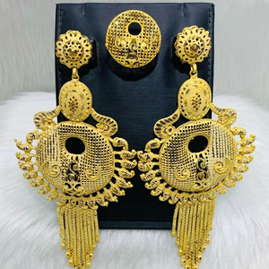 Nouvel arrivage de boucles d'oreilles classiques à la mode en laiton plaqué or 18 carats pour femmes d'un gramme de bijoux à la mode - Product Image 1