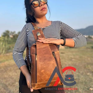 Nuevo estilo hecho a mano de grano completo de cuero Crunch estilo Vintage Unisex Sling Chest Made Unique Triangle Messenger Utility Cross Bags - Product Image 1