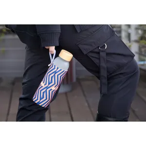 Bottiglia d'Acqua in Vetro Sostenibile per un Trasporto Eco-Consapevole - Merchandising CarryFelt - Product Image 2