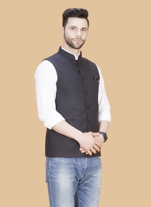 Veste élégante pour homme en couleur marron foncé, coupe ajustée, pour smoking, costume de mariage et tenue de travail, disponible à la vente - Product Image 4