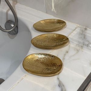 Porte-savon en laiton au design minimaliste pour une salle de bain contemporaine mettant en valeur les lignes épurées et l'élégance du laiton - Product Image 3