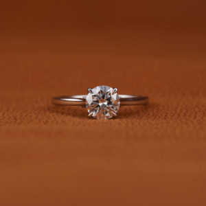 Anillo de Compromiso Clásico de Lujo con Diamante Solitario Cultivado en Laboratorio, Corte Redondo, Chapado en Oro Sólido de 14 Quilates, Certificado por IGI - Product Image 1