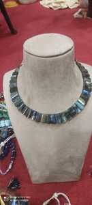 Collier de perles de pierre précieuse naturelle à facettes unilatérales en labradorite bleue et pépite de pierre fantaisie un accessoire unique et élégant - Product Image 3