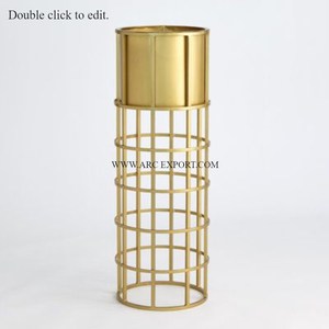 Lot de 4 supports de décoration de fleurs enduits de poudre blanche Harlow Stands de différentes tailles dessus de table classique métal fer Harlow Stands à vendre - Product Image 2