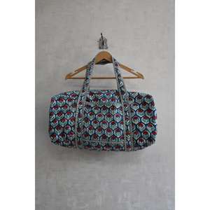 Sac de voyage en coton matelassé floral bohème de luxe, imprimé à la main en Inde, fermeture éclair, léger, sac à bandoulière pour la salle de sport, le week-end - Product Image 2