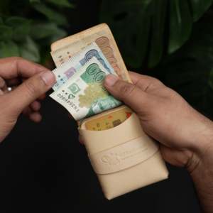 No. Cartera Minimalista Todo en Uno para Tarjetas de Crédito con Cierre de Botón, Cuero Natural de Curtido Vegetal - Product Image 6